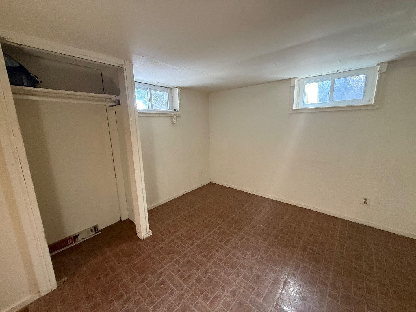 2521 Dakota Road Waukegan, IL 60087 - Photo 20 of 29 an empty room with windows