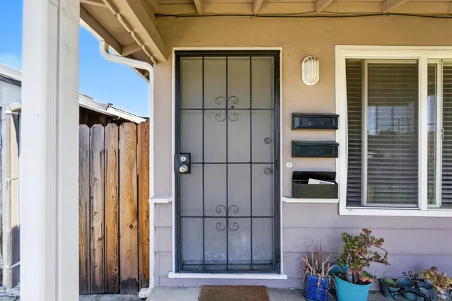 a view of entryway front of house