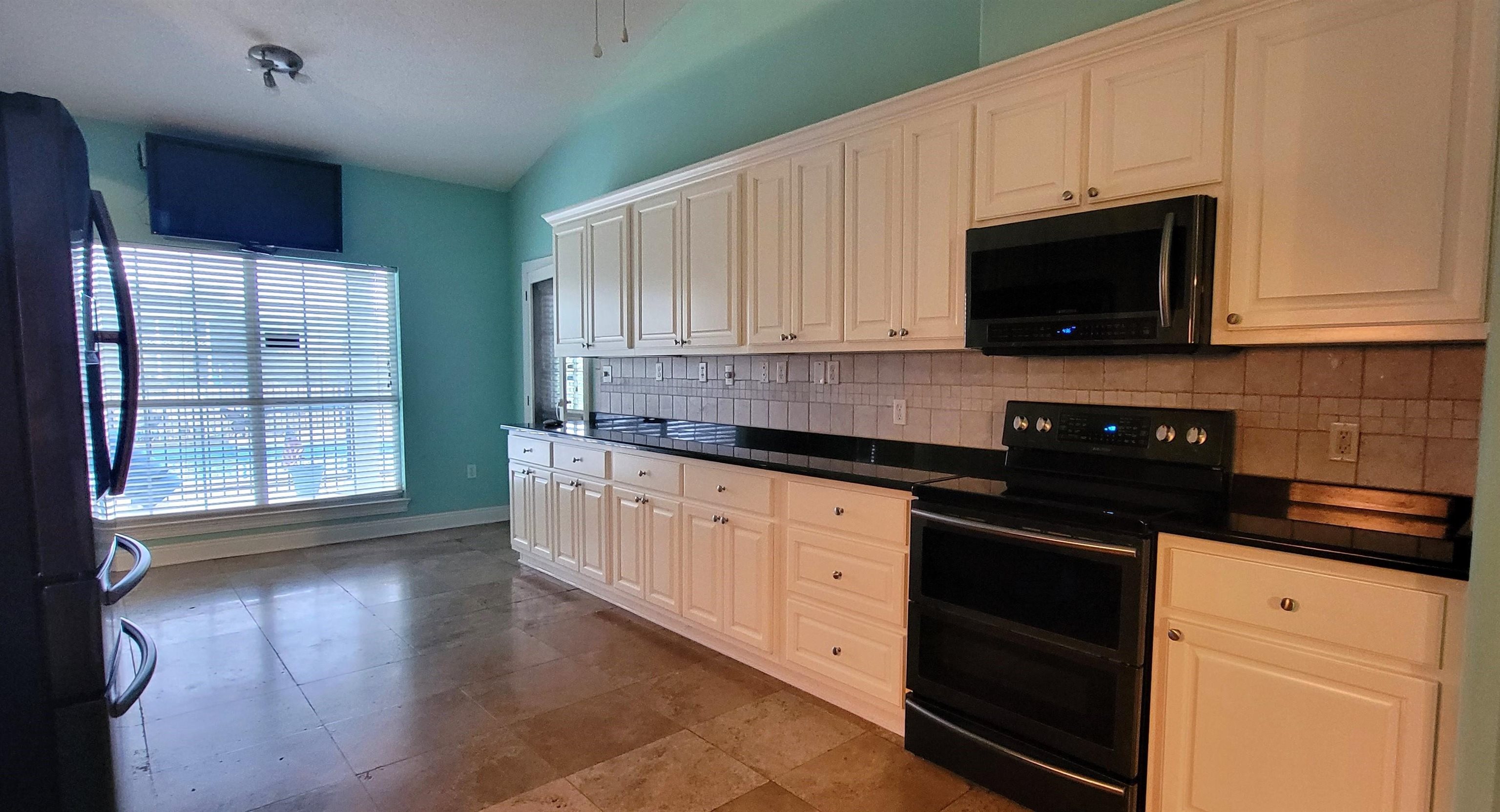 31821 River Road Orange Beach, AL 36561 - Photo 6 of 17 Kitchen and eat in Dining
