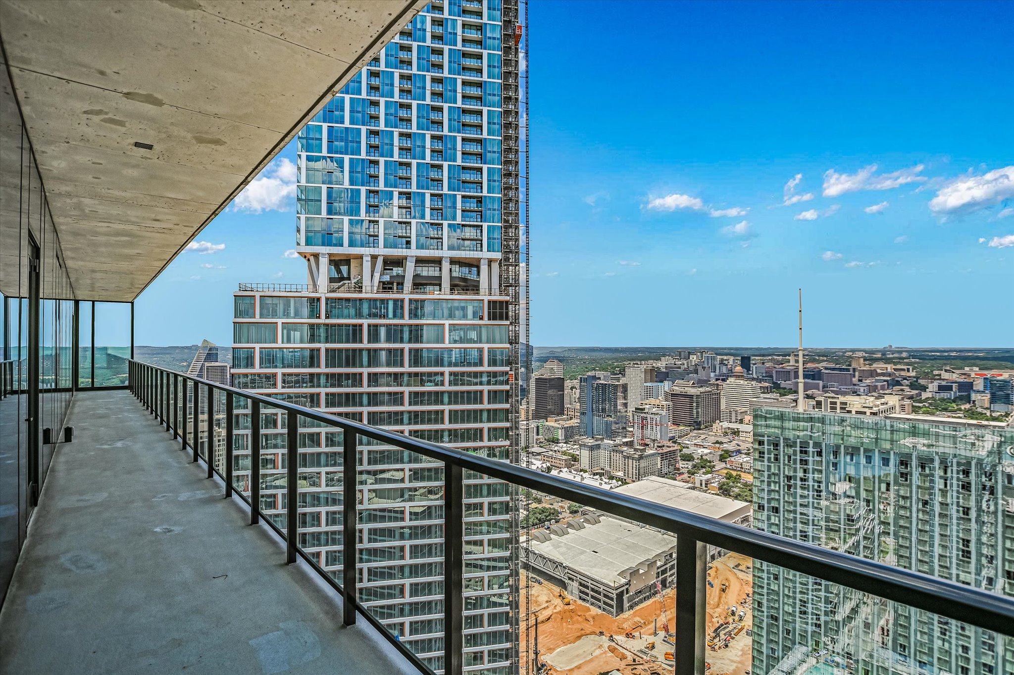610 Davis Street, Unit 4704 Austin, TX 78701 - Photo 4 of 40 a view of a balcony with city view