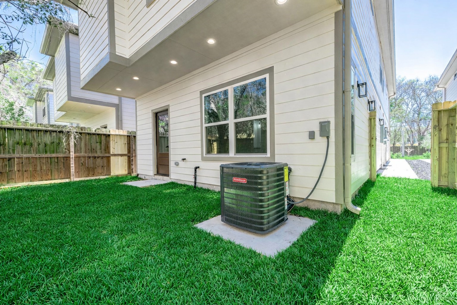 2022 Hampton Street, Unit A B Houston, TX 77088 - Photo 29 of 31 a view of house with backyard and a garden
