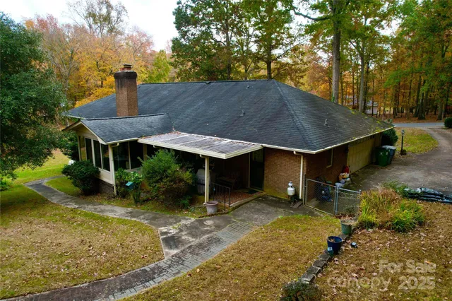 a view of a house with backyard and sitting area