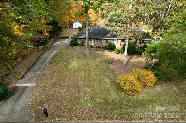 a view of yard with trees