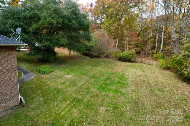 a view of a backyard