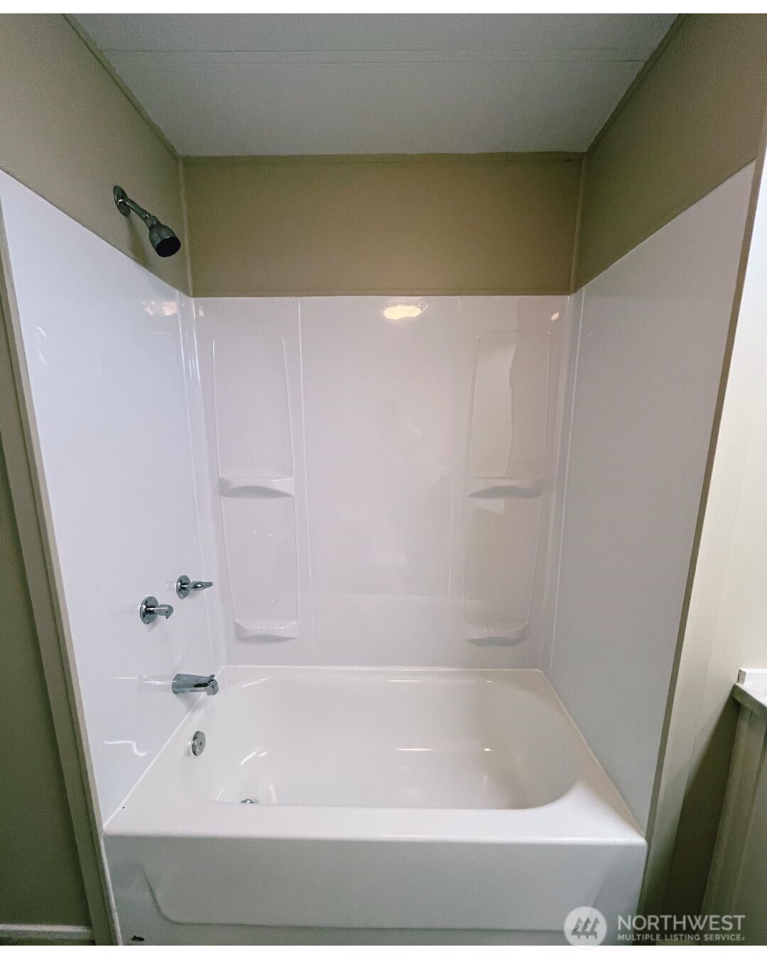 67 Jade Street Walla Walla, WA 99362 - Photo 9 of 21 a bathroom with a bathtub