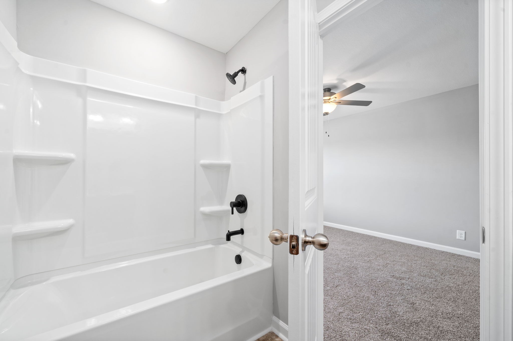 124 Davis Ridge Lane Clarksville, TN 37040 - Photo 19 of 24 a bathroom with a bathtub