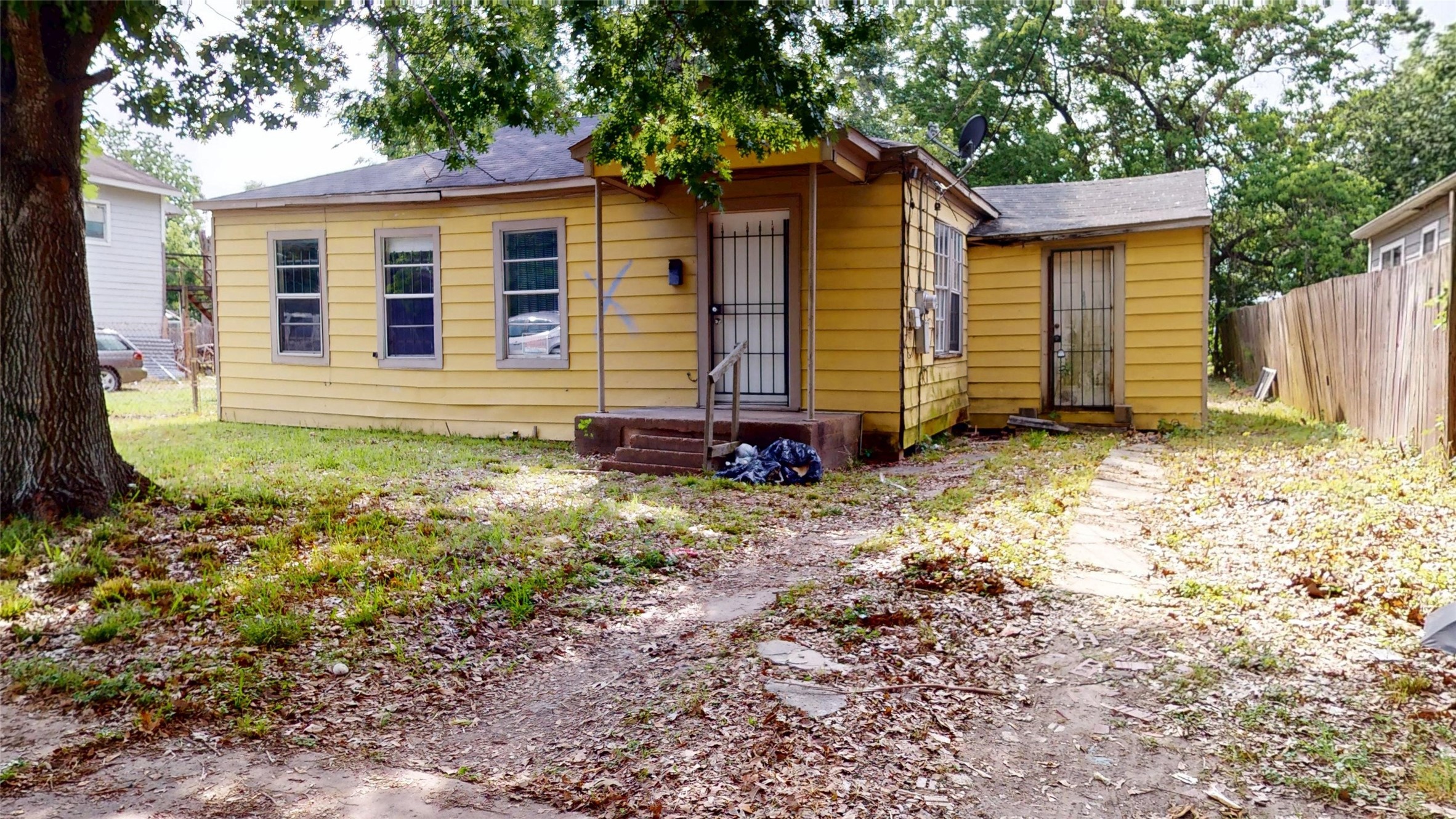 a view of a house with backyard and garden