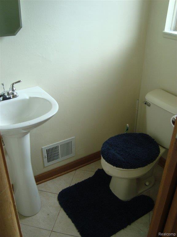 10900 Chicago Road Warren, MI 48093 - Photo 14 of 20 1/2 Bath