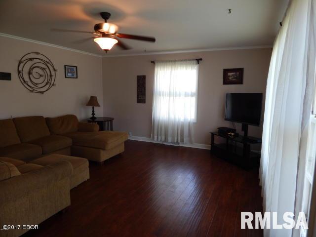 406 McFall Street Benton, IL 62812 - Photo 4 of 12 Gallery Image 4