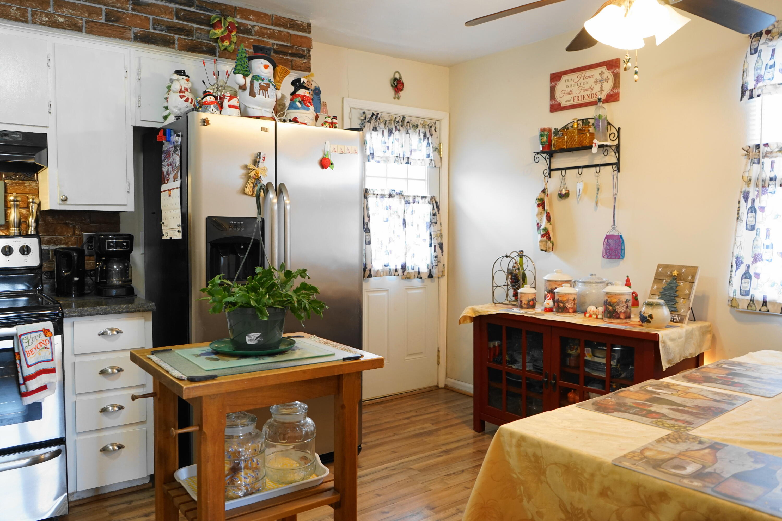 5320 Cove Road Roanoke, VA 24017 - Photo 11 of 30 a bed room with a bed and a table