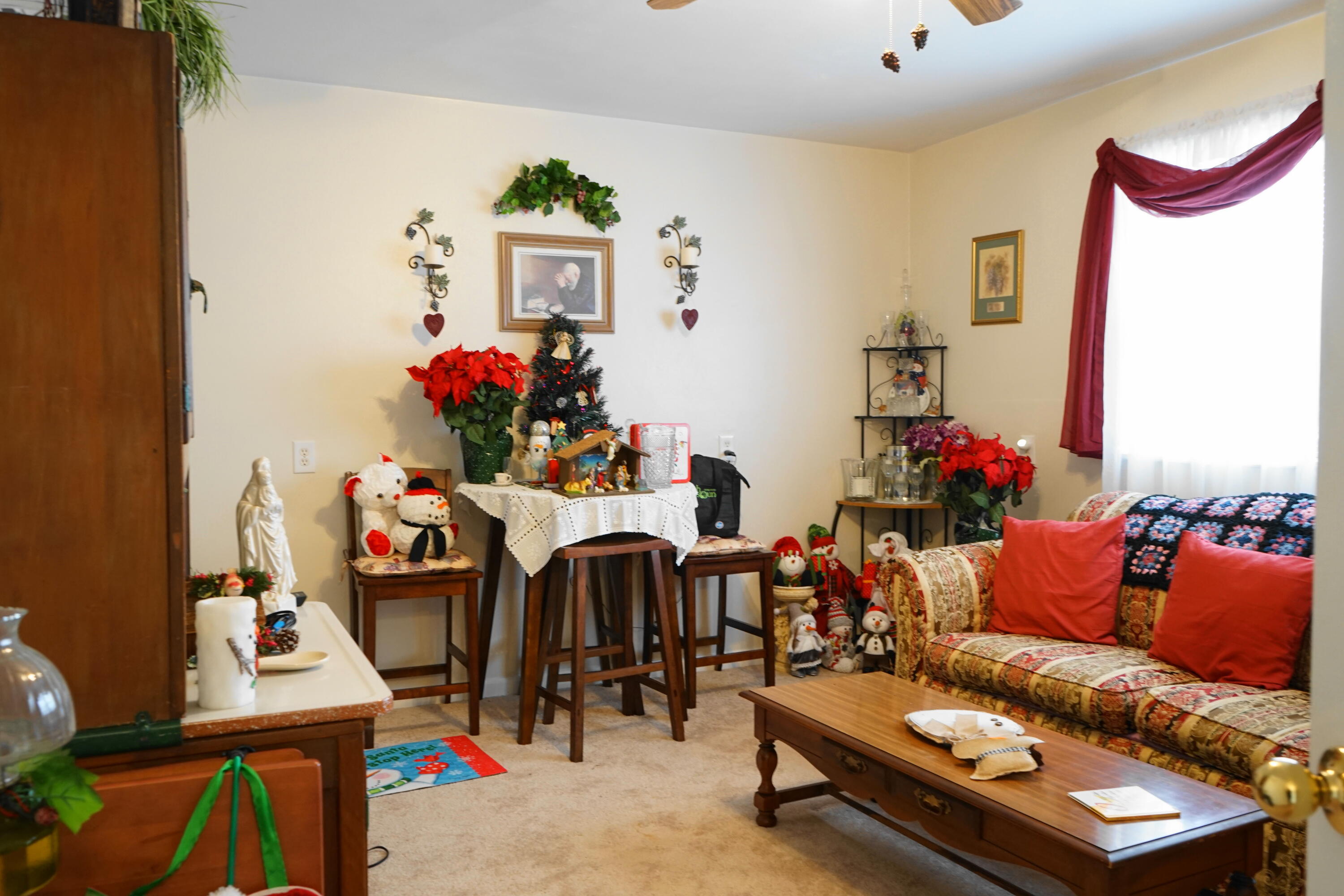 5320 Cove Road Roanoke, VA 24017 - Photo 25 of 30 a living room filled with furniture and a couch
