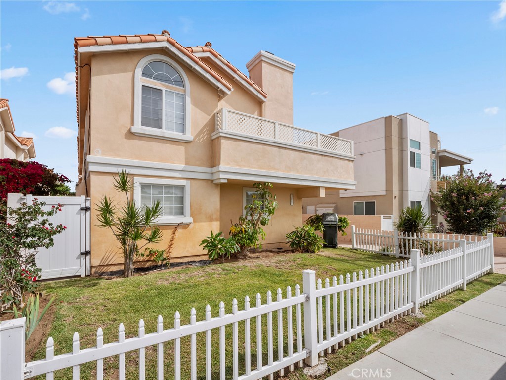 2517 Rockefeller Lane, Unit B Redondo Beach, CA 90278 - Photo 27 of 36 a front view of a house with a yard