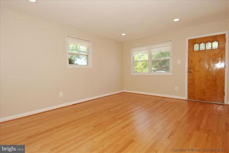 904 Snure Road Silver Spring, MD 20901 - Photo 3 of 19 Living Room