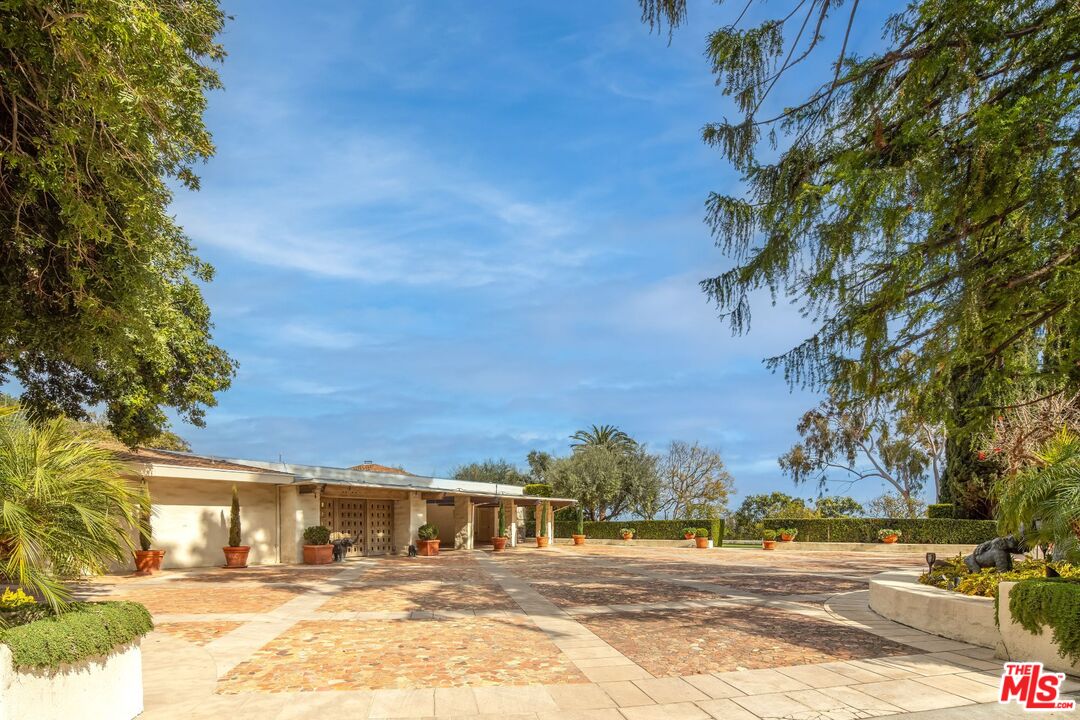 750 Lausanne Road Los Angeles, CA 90077 - Photo 6 of 16 a view of houses with a outdoor space