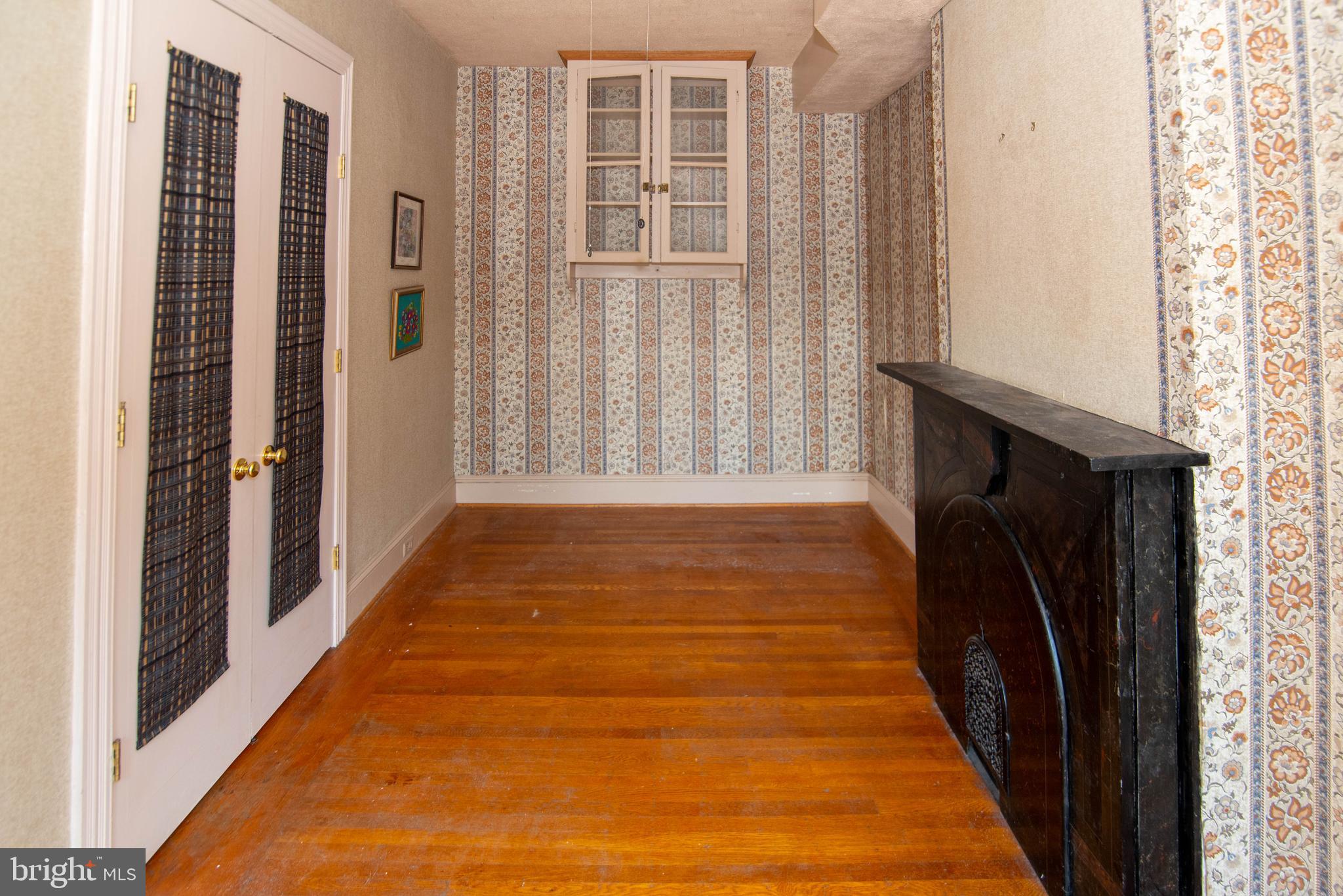 1015 Riverside Avenue Baltimore, MD 21230 - Photo 5 of 32 Main Level Living Room