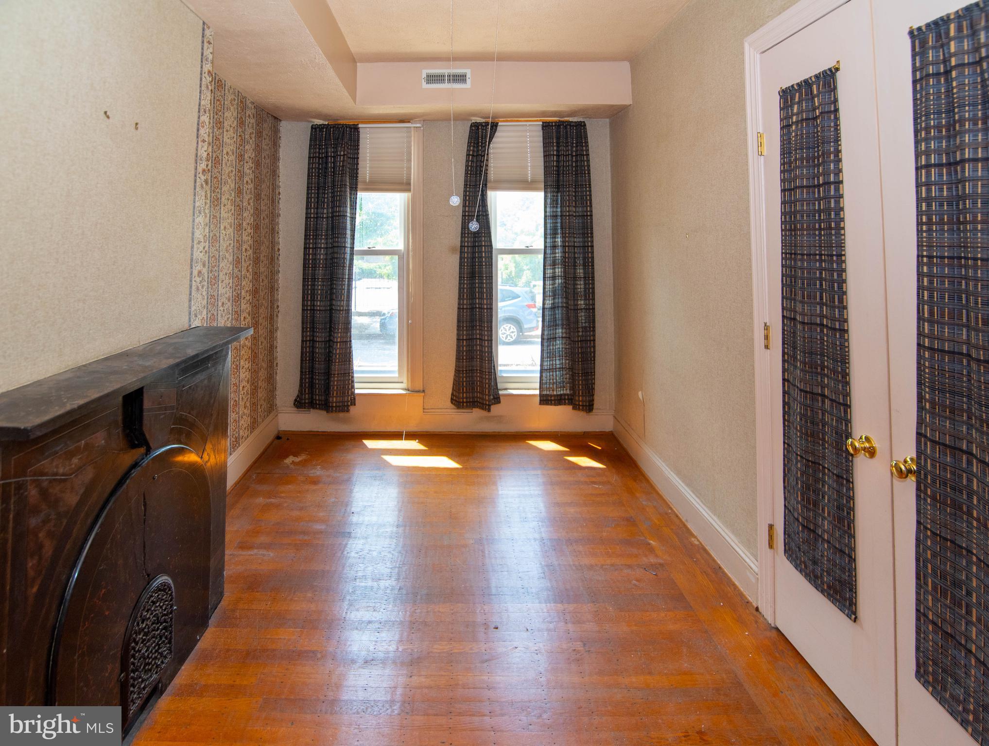 1015 Riverside Avenue Baltimore, MD 21230 - Photo 6 of 32 Main Level Living Room