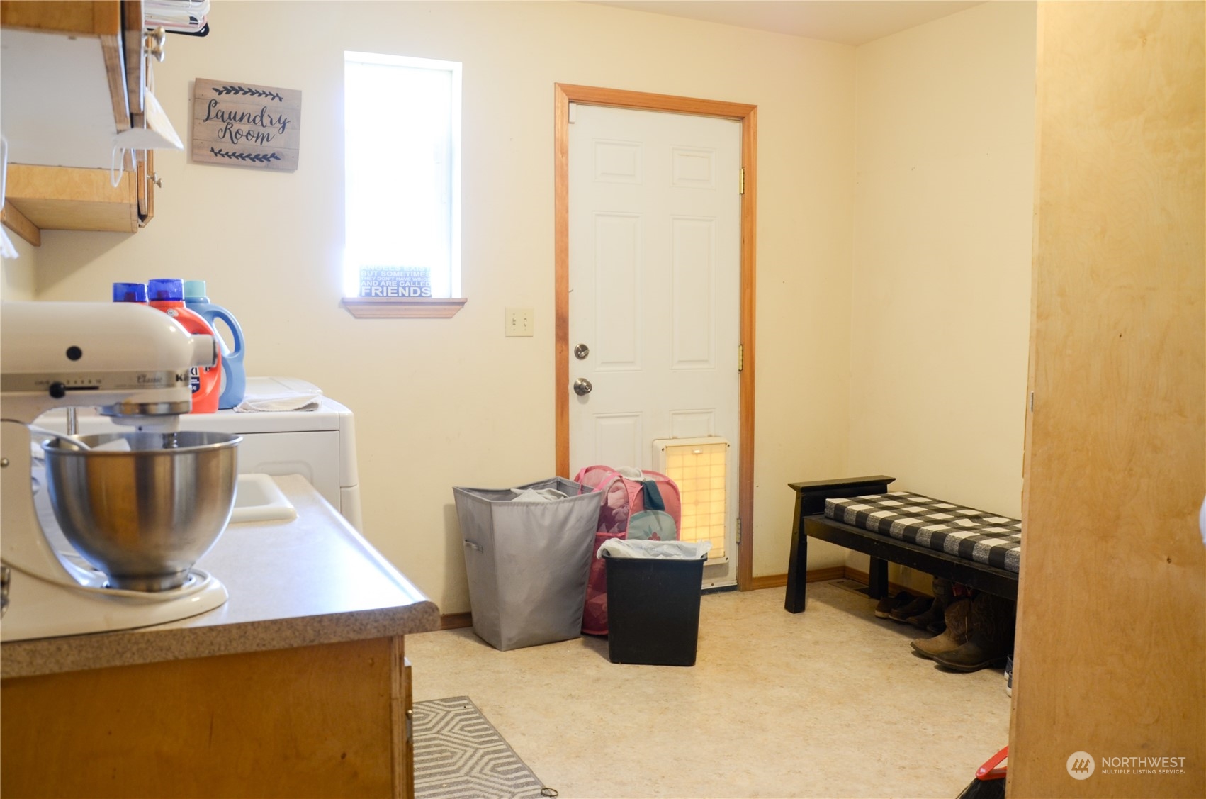 1241 North Sage Road Ritzville, WA 99169 - Photo 25 of 40 a living room with furniture and a lamp