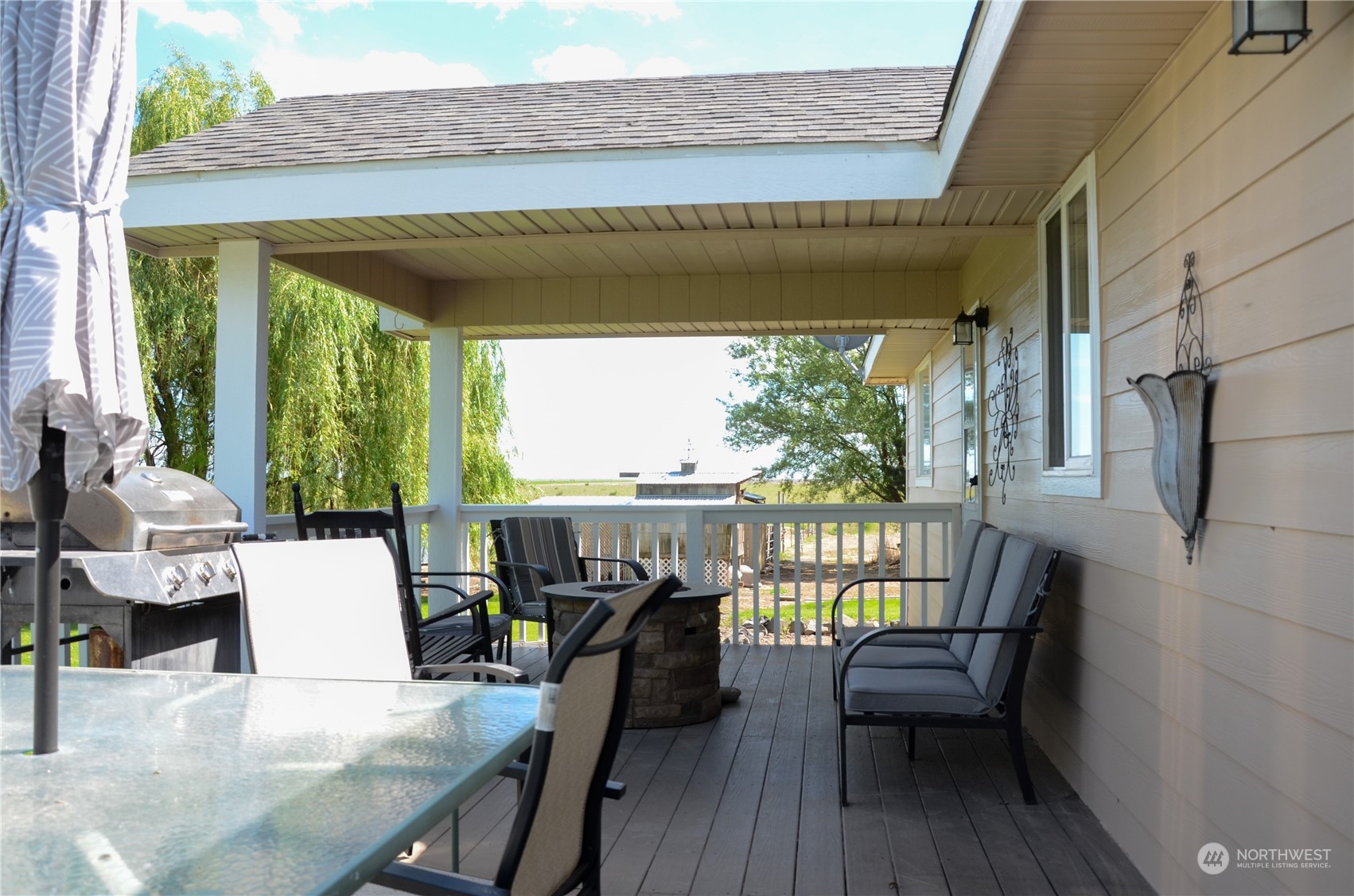 1241 North Sage Road Ritzville, WA 99169 - Photo 4 of 40 a view of a chairs and table in patio with a lake view