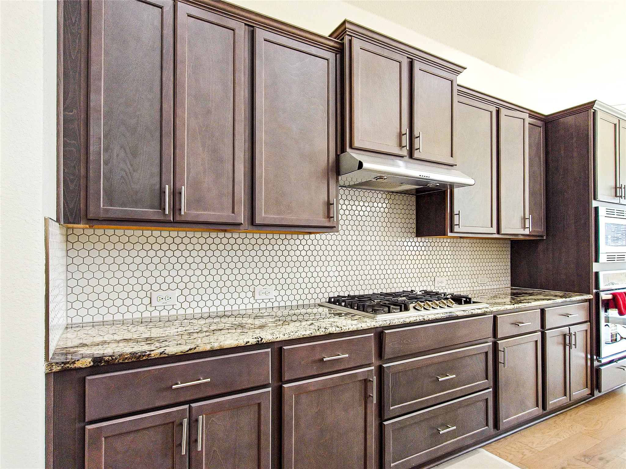 813 Sunny Ridge Drive Leander, TX 78641 - Photo 11 of 32 Culinary delights await in this modern kitchen, boasting ample cabinetry and gleaming countertops.