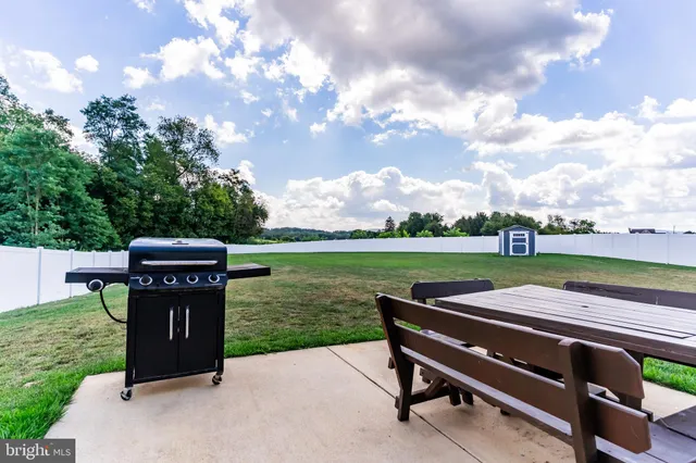 a view of a house with a backyard