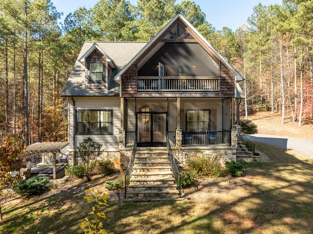 a view of a yard in front of the house