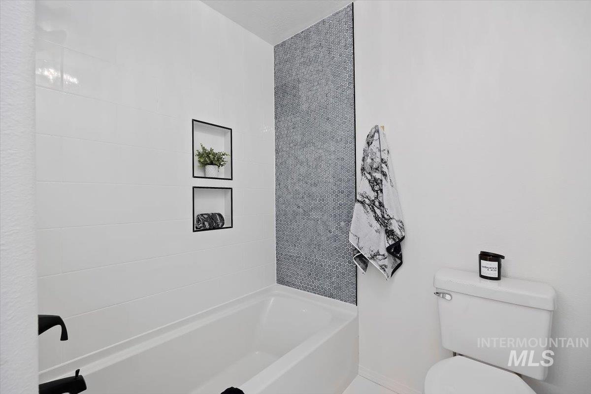 1897 Hampton Way Twin Falls, ID 83301 - Photo 22 of 48 Bathroom featuring toilet and bathtub / shower combination
