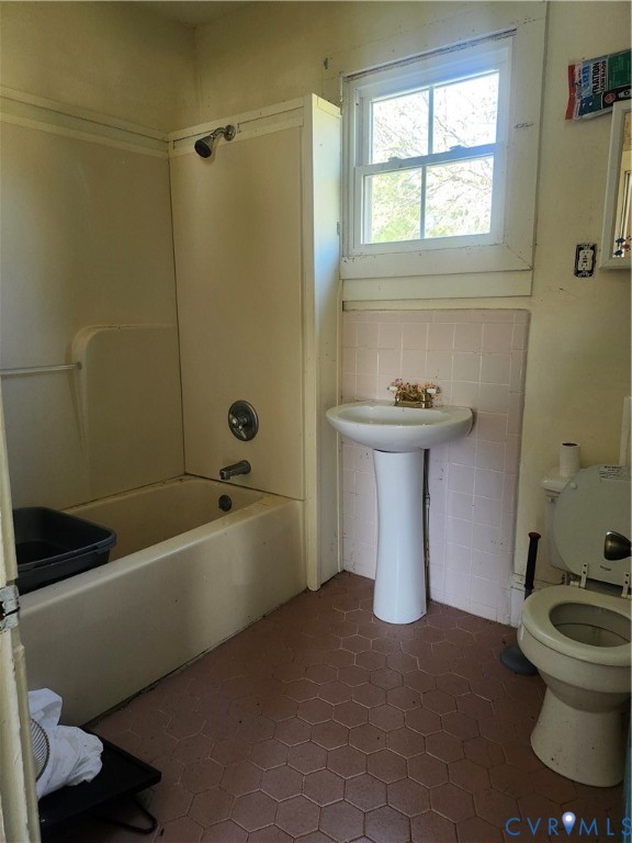 25 Fitzgerald Road Cumberland, VA 23040 - Photo 12 of 19 Bathroom with washtub / shower combination, tile w