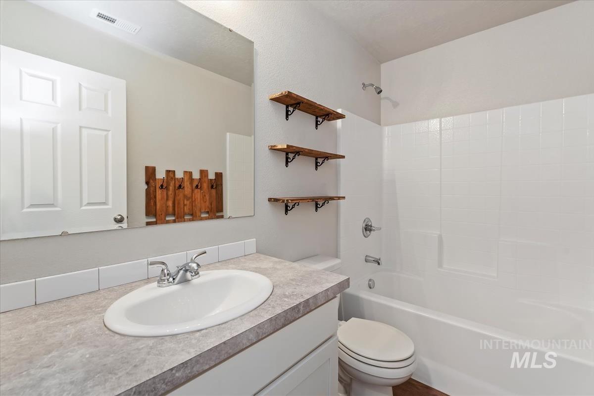 1685 Southwest Levant Way Mountain Home, ID 83647 - Photo 15 of 31 Full bathroom featuring vanity and shower / bath combination