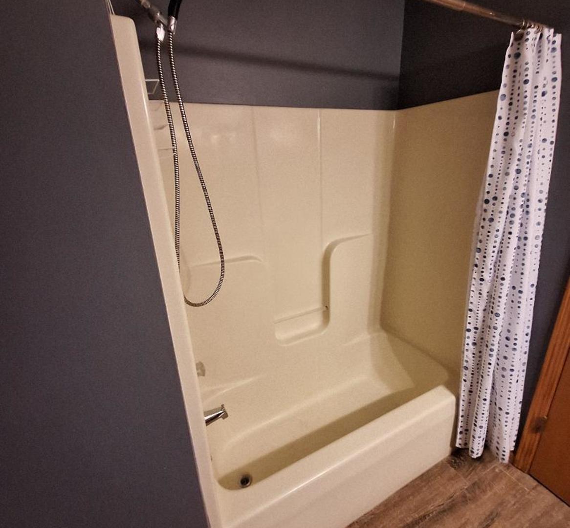602 Sandra Street Kingston, IL 60145 - Photo 8 of 18 a bathroom with a bathtub