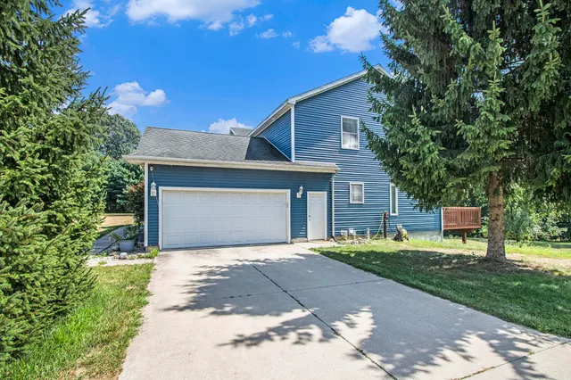 $569,900 | 69154 Elkhart Road, Edwardsburg, MI 49112