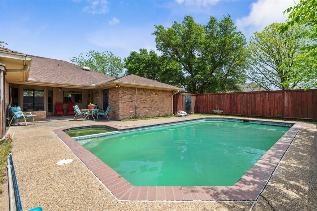 1502 Hinchliffe Road Mexia, TX 76667 - Photo 34 of 40 View of swimming pool with a fenced backyard, a fenced in pool, an in ground hot tub, and a patio