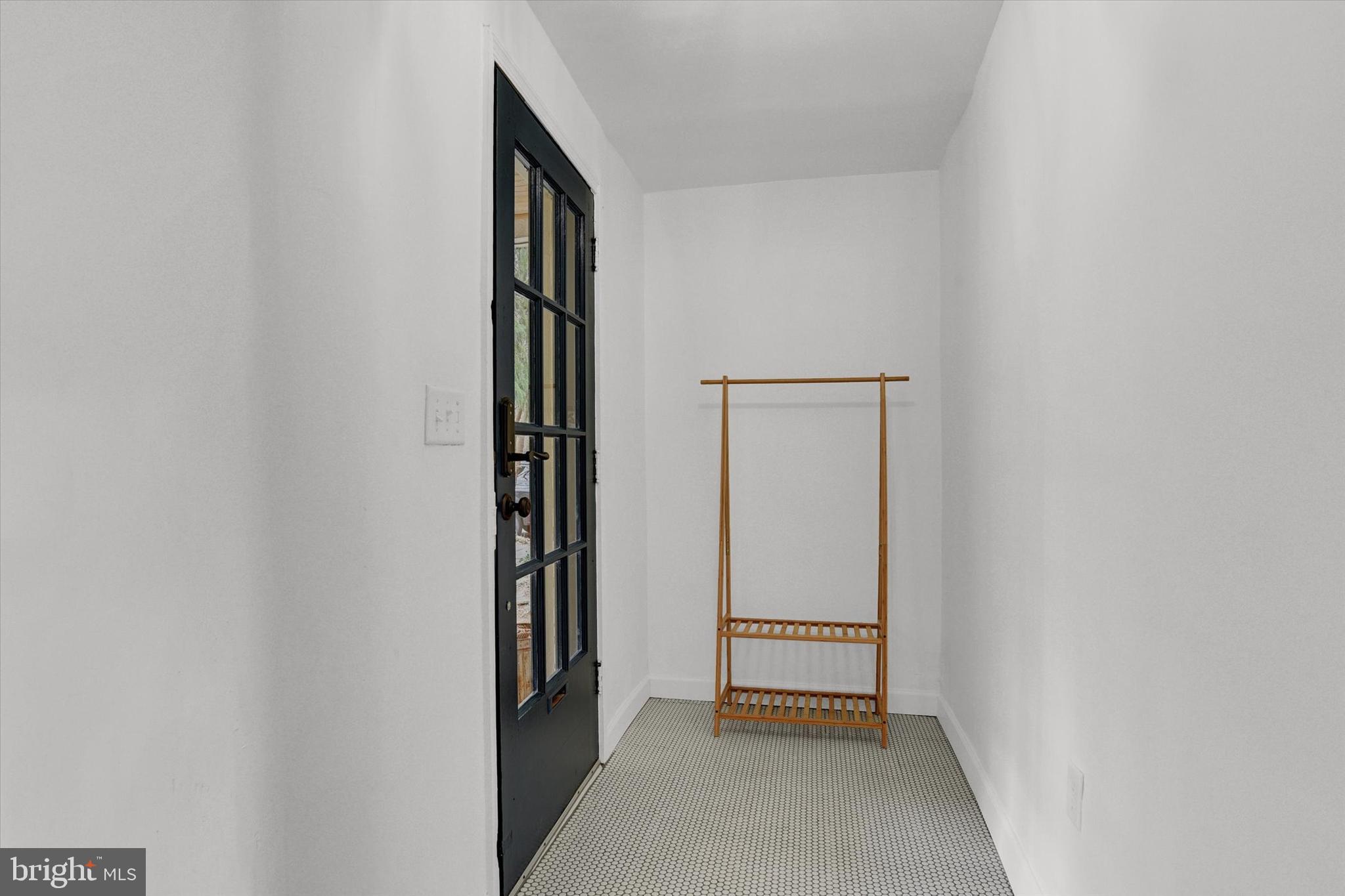 615 Deepdene Road Baltimore, MD 21210 - Photo 4 of 27 Entry