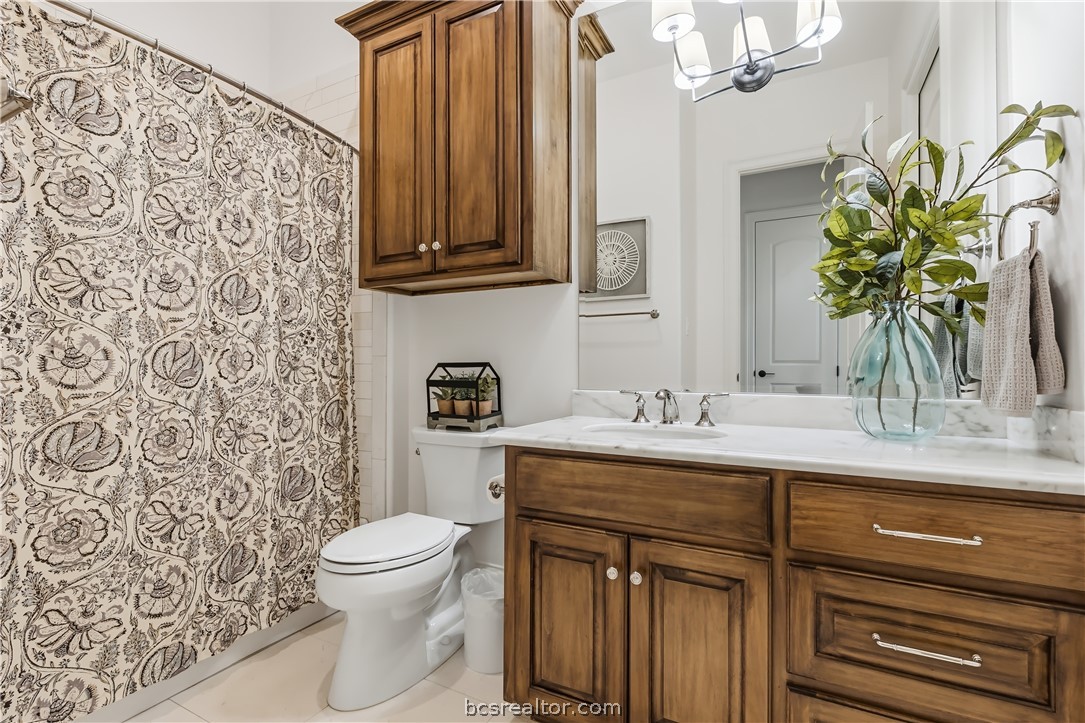 4229 Villaggio Court Bryan, TX 77802 - Photo 32 of 47 En suite bathroom for guest room in main house