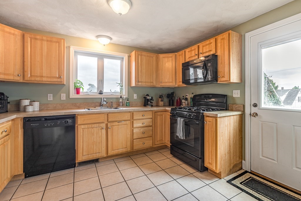 395 Riverside Street, Unit 395 Lowell, MA 01854 - Photo 10 of 29 Gallery Image 10
