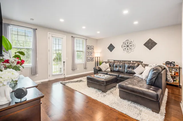 $284,900 | 56607 Long Island Drive, Utica, MI 48316