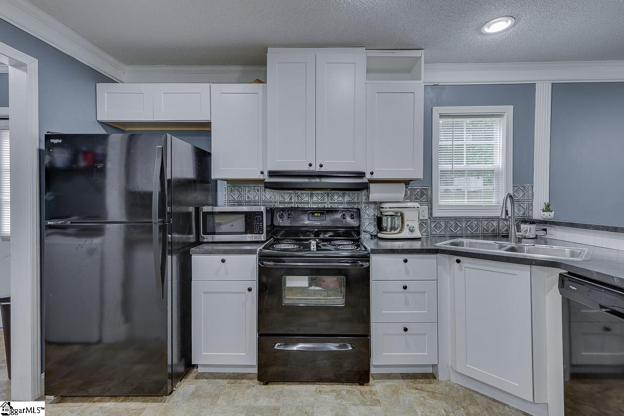 561 Waspnest Road Wellford, SC 29385 - Photo 10 of 36