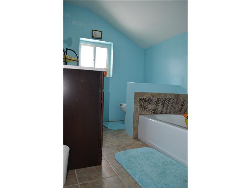 886 Freeport Road Freeport, PA 16229 - Photo 18 of 24 Full Bath.