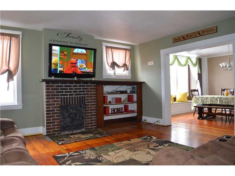 886 Freeport Road Freeport, PA 16229 - Photo 5 of 24 Living Room.