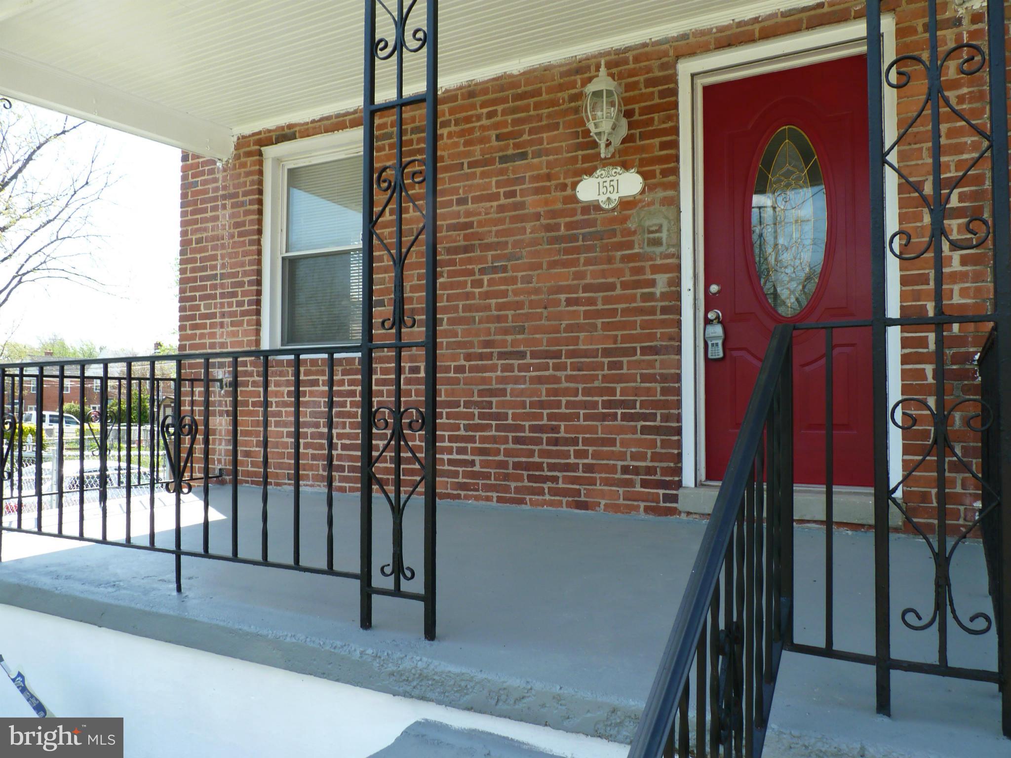 1551 Gleneagle Road Baltimore, MD 21239 - Photo 4 of 30 Front Porch