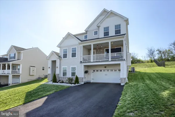 $729,000 | 5044 Bellflower Drive, Schnecksville, PA 18078