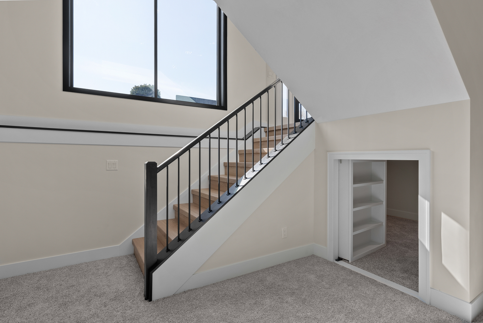 686 Jones Street Bettendorf, IA 52722 - Photo 4 of 21 a view of entryway