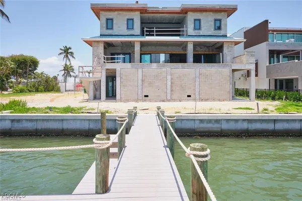 a view of house with a yard