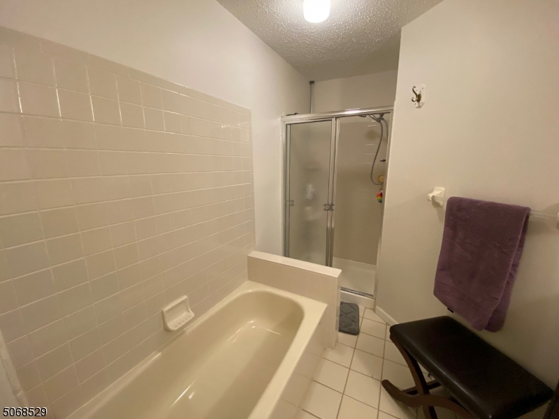 15 Starling Way Berkeley Heights, NJ 07922 - Photo 18 of 21 a bathroom with a tub a sink and a toilet