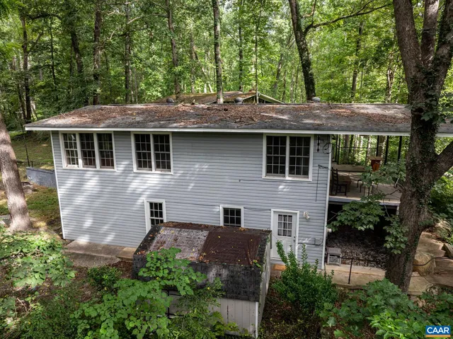 a view of house with a yard