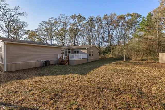 a view of yard with tree