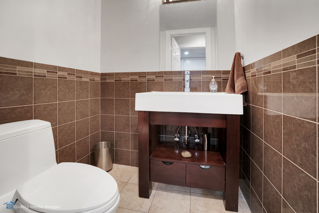 603 Raintree Road Buffalo Grove, IL 60089 - Photo 10 of 20 a bathroom with a toilet and a sink