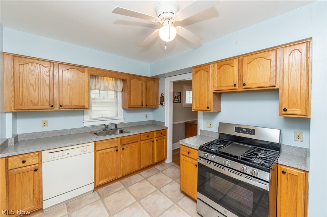 7608 Ridgefield Avenue Parma, OH 44129 - Photo 9 of 34