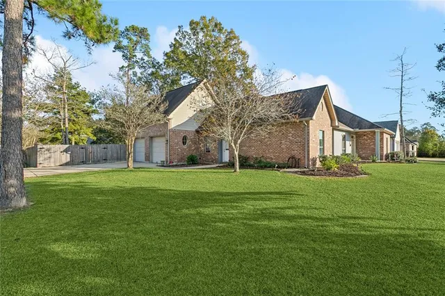 $589,000 | 452 Belle Pointe Drive, Madisonville, LA 70447