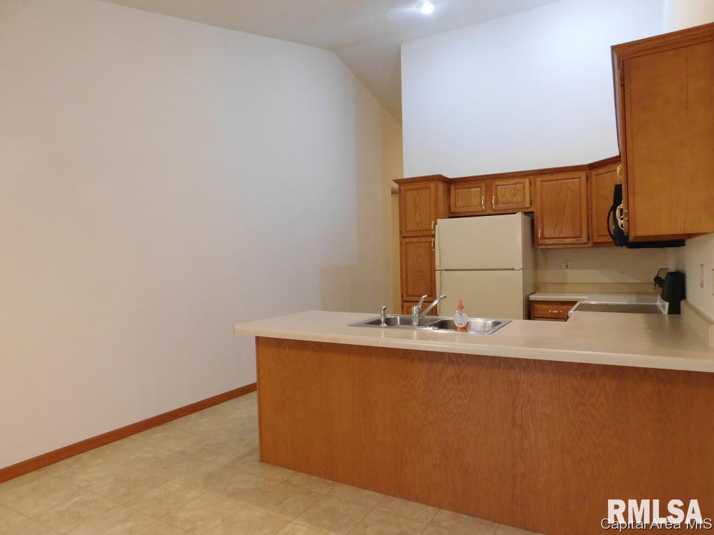 2420 Neil Road Springfield, IL 62702 - Photo 8 of 26