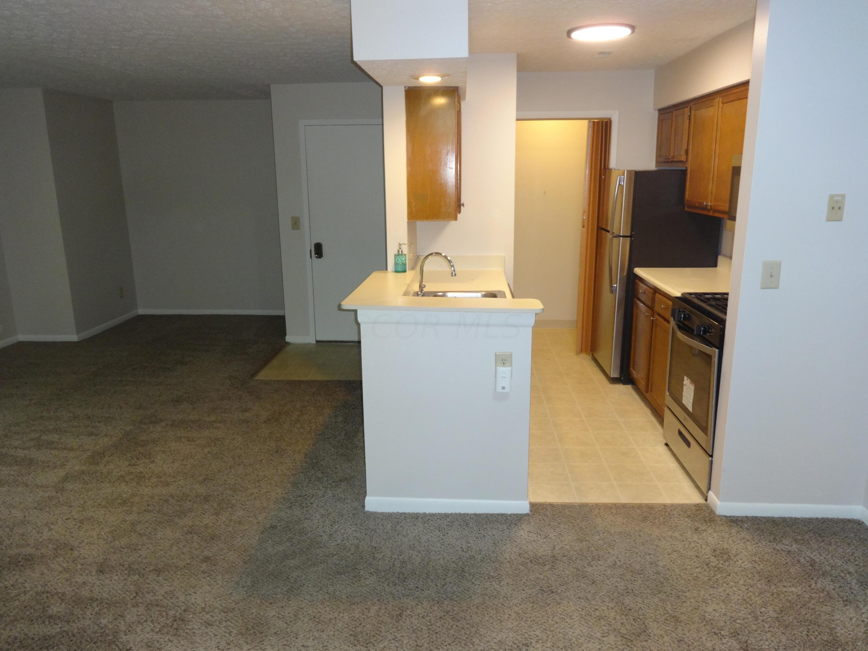 2159 Hedgerow Road, Unit 2159F Columbus, OH 43220 - Photo 9 of 23 2159 F Hedgerow Kitchen 2